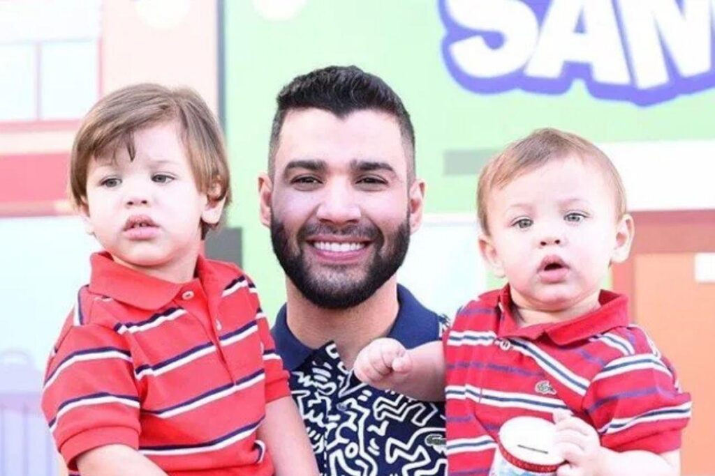 Gusttavo mostrou os filhos relaxando em jatinho particular