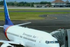 Avião cai na Indonésia logo após decolar; 10 dos 62 passageiros eram crianças