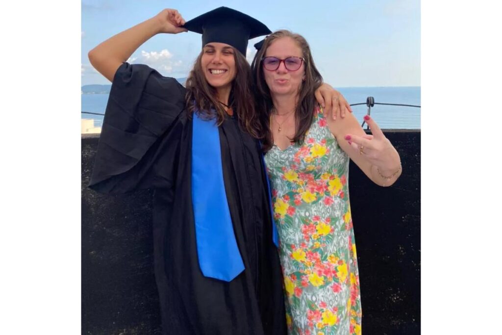 Filha faz homenagem para mãe durante formatura