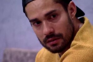 Arcrebiano chora em conversa com Karol e família pede saída dele