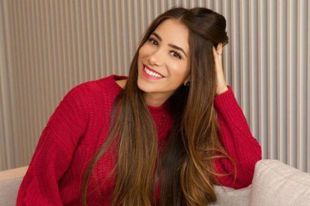 Romana Novais posa com maiô superdecotado, dois meses após dar à luz