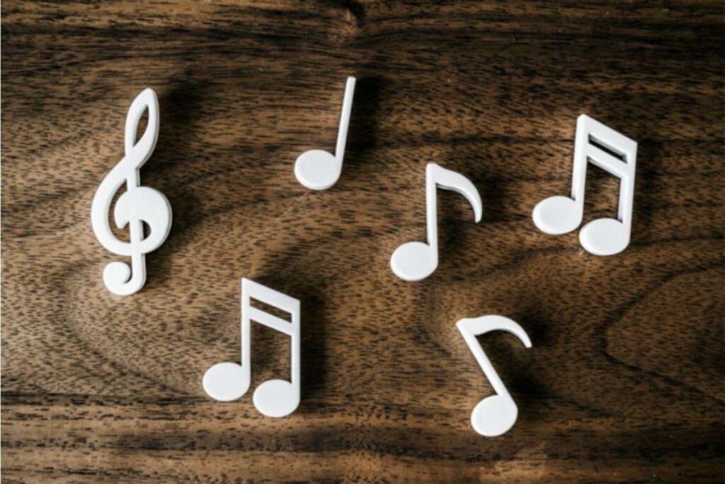 Bebê chora ao ouvir mãe cantar