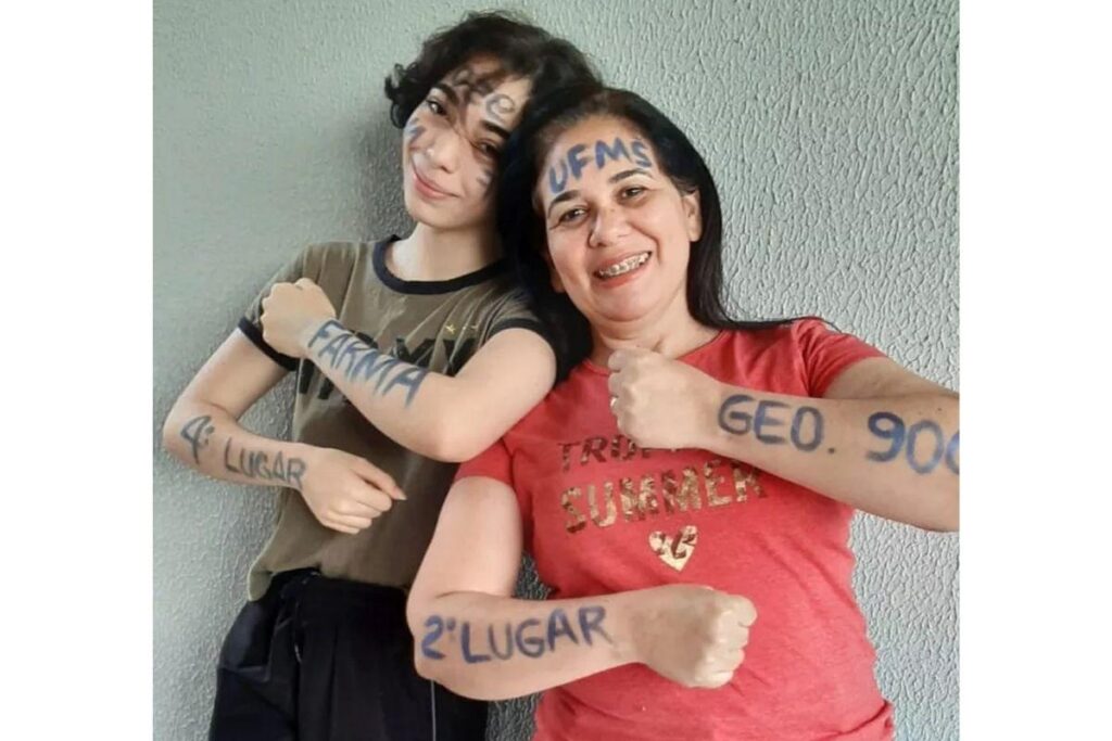 Mãe e filha autista fazem vestibular juntas e entram em universidade