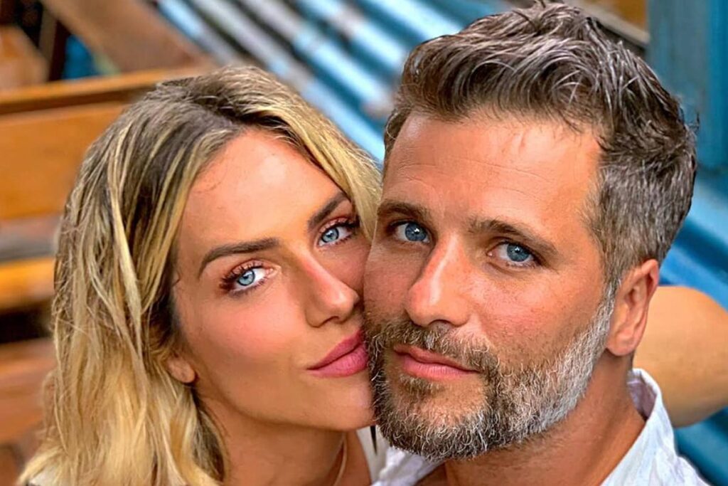 Bruno Gagliasso mostrou domingo na piscina em família