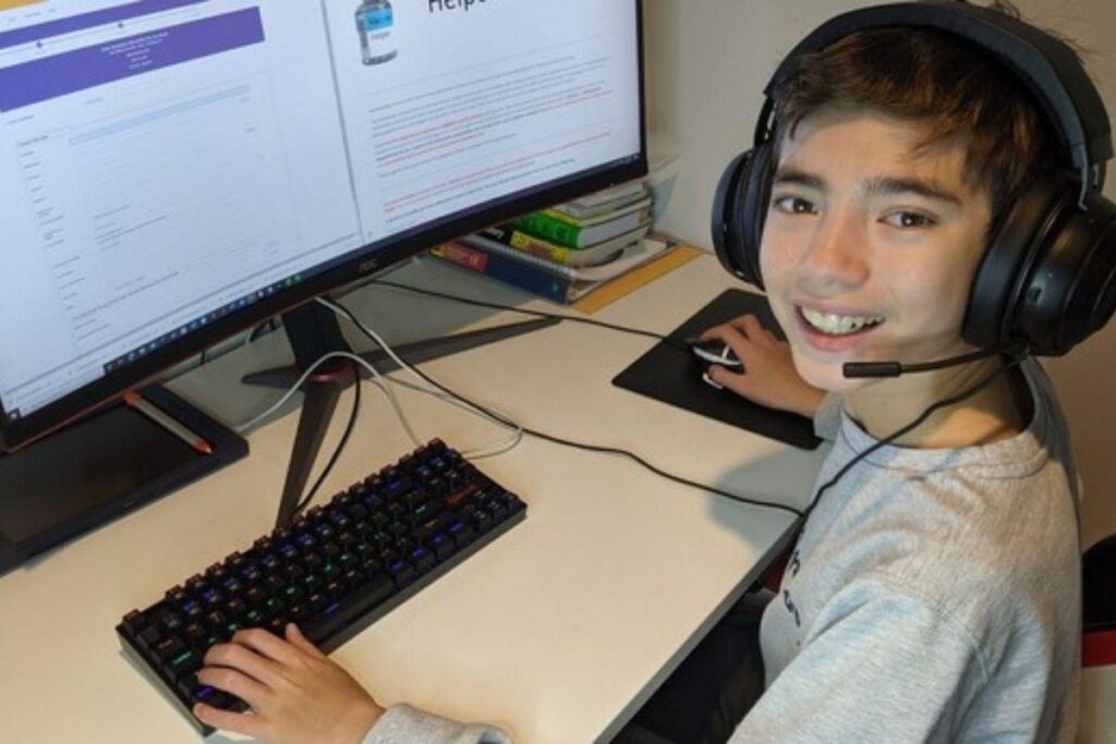 Menino de 12 anos cria site para ajudar o pré-cadastro da vacinação