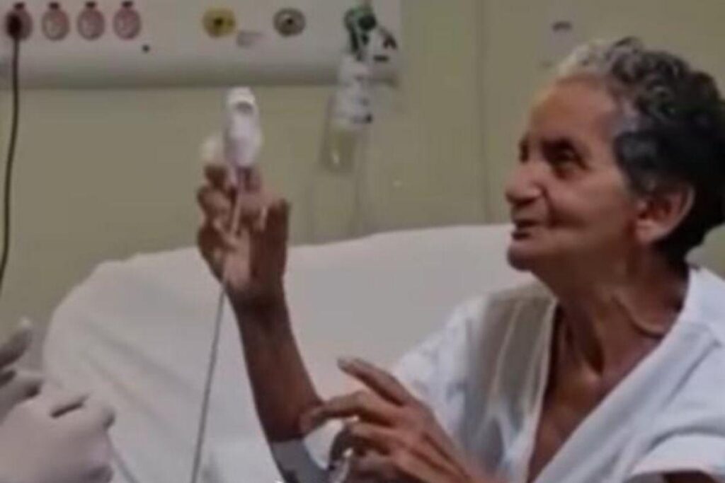 Dona Cícera agradecendo os médicos do hospital que ficou internada
