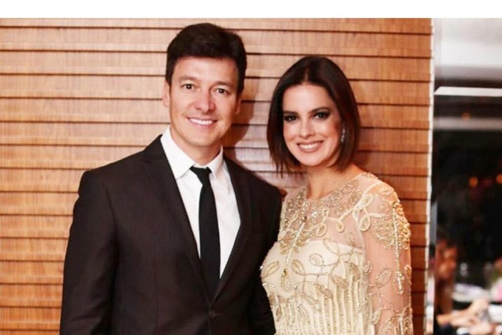 Rodrigo Faro limpa porta de sua mansão