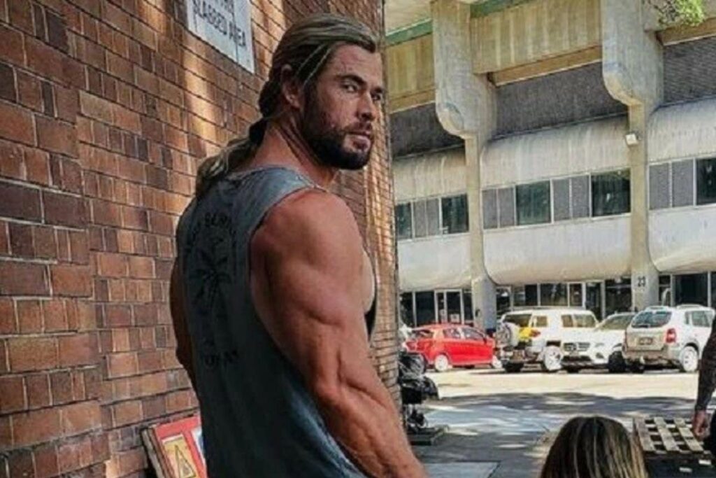 Chris Hemsworth virou motivo de piada ao postar foto com braço forte e penas finas nas redes sociais