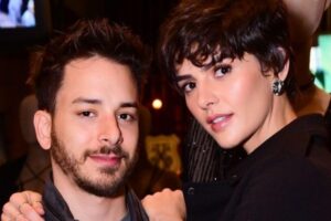Junior Lima mostra barriga de grávida de Monica Benini em ensaio nua