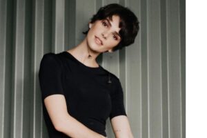 Monica Benini posa no quarto mês de gravidez