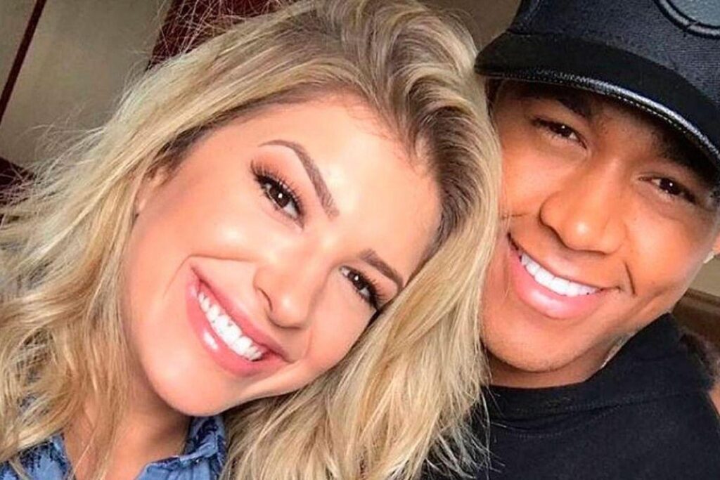 Lore Improta e Léo Santana realizaram um chá revelação com direito a transmissão ao vivo do YouTube