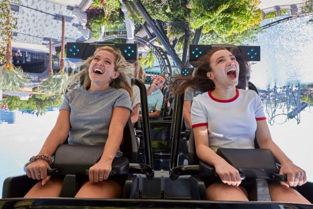 Montanha-russa inspirada em ‘Jurassic World’ é inaugurada no Universal Orlando Resort