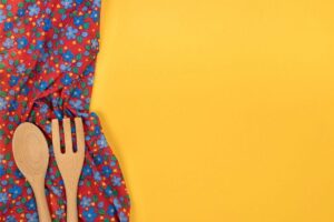 A malnutrição infantil, ou desnutrição, é causada pela falta de alimentação adequada, ingestão em excesso de alimentos pouco saudáveis ou má absorção de nutrientes