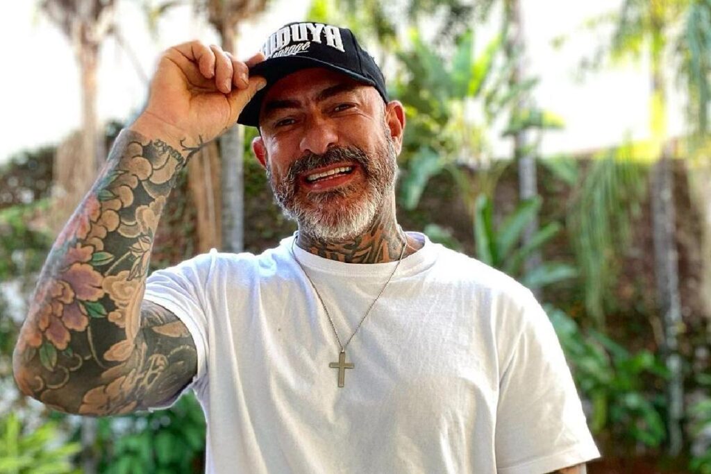 Henrique fogaça encontrou um espaço livre no corpo para fazer mais uma tatuagem