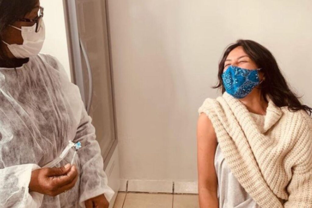 Yanna Lavigne é vacinada contra covid