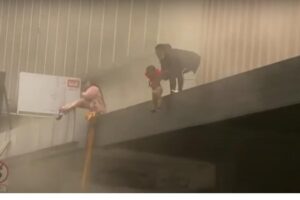 Vídeo mostra momento em que mãe joga bebê de prédio em chamas para tentar salvá-lo