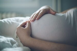 99 fecha parceria para melhorar condições de emprego de mulheres grávidas e com filhos pequenos