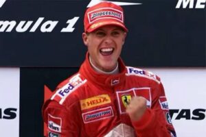 Filho de Michael Schumacher usa réplica capacete do pai em homenagem