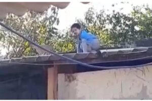 Menino de 3 anos é encontrado sozinho em cima do telhado da casa enquanto família dormia