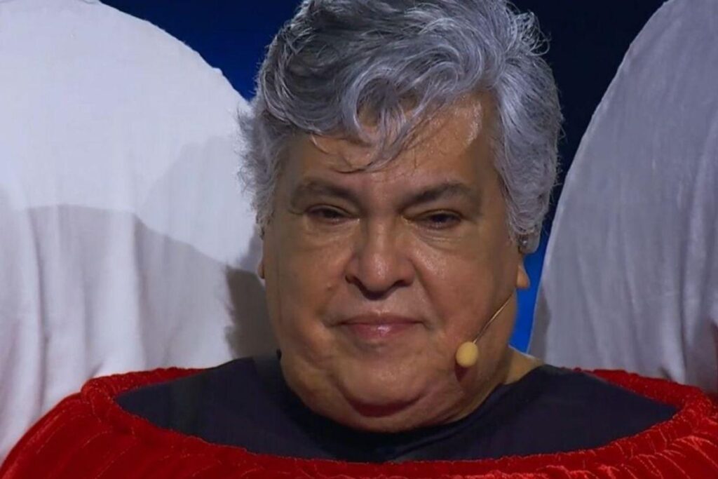 O cantor se fantasiou de cachorro-quente