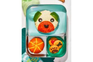 A receita de muffin com queijo e pepperoni em formato de cachorro leva apenas 25 minutos para ser feita e rende 4 porções