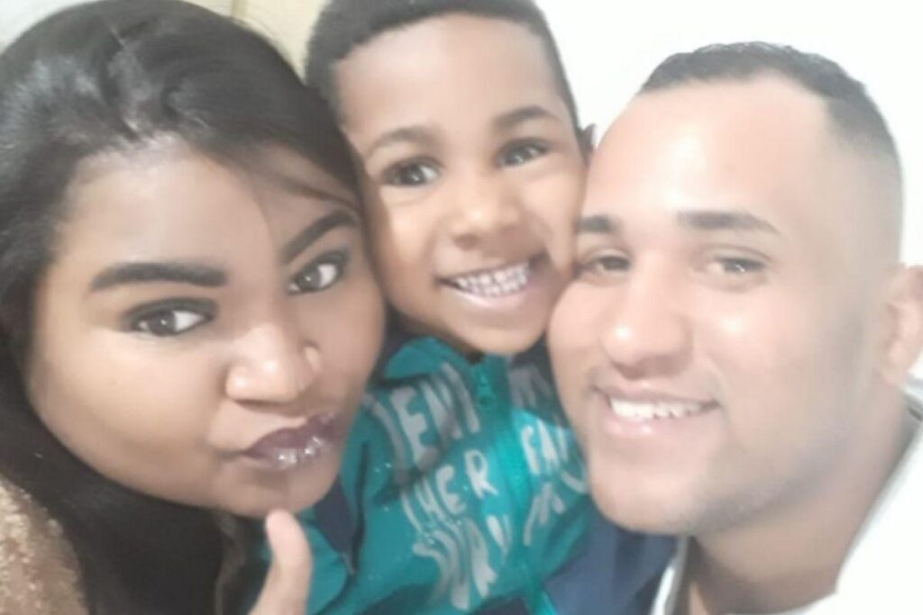 Mãe chora ao ver filha, após ficar cinco meses internada