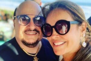 Fake! Viúva de Paulinho, do Roupa Nova, está grávida do marido 9 meses após morte do cantor