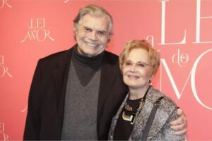 Família de Tarcísio Meira aparece sorrindo em foto nas redes sociais
