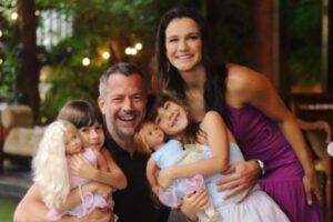 Kyra Gracie e Malvino Salvador com família, em Trancoso, Bahia