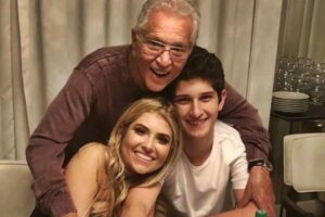 Mafê Nóbrega com o namorado Davi, a mãe e o irmão