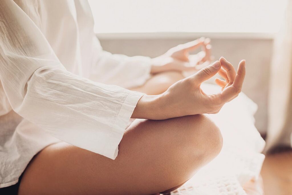 A meditação traz benefícios como maior foco, empatia, e redução de estresse