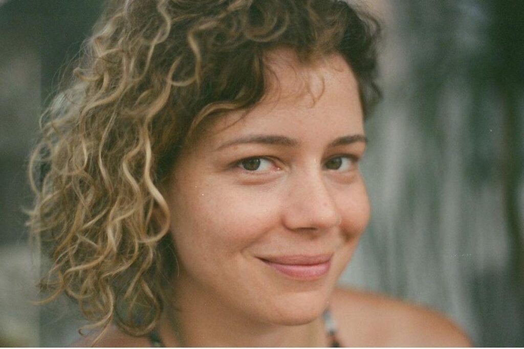 A atriz Leandra Leal teve seu momento ao lado da filha compartilhado pelo marido