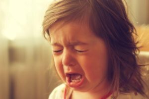 A menina só para de chorar quando recebe o que quer
