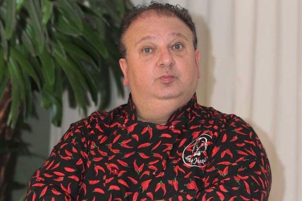 Élise está ao lado esquerdo da foto e Antoine ao lado direito