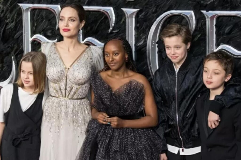Filha de Angelina Jolie utilizando o mesmo vestido que a mãe usou no Oscar de 2014