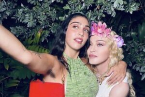 Lourdes divide a capa de setembro com outras modelos de sucesso.