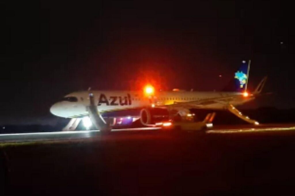 Passageiros precisam ser evacuados do avião por escorregador