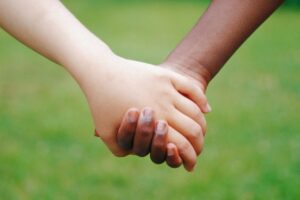 Ninguém nasce preconceituoso: como criar crianças livres de racismo desde cedo