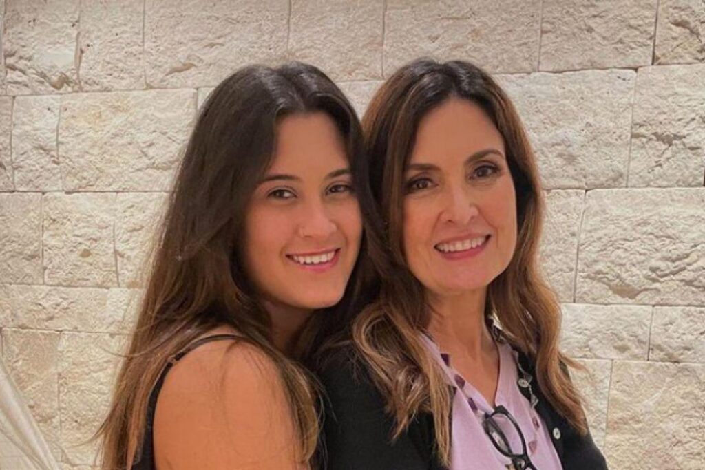 Beatriz Bonemer, filha de Fátima Bernardes e William Bonner, explicou sobre problema de saúde do cachorro da família