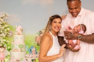 Leo Santana segurando a filha Liz no colo