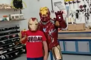 Bruno ficou muito contente com o braço mecânico inspirado no super-herói