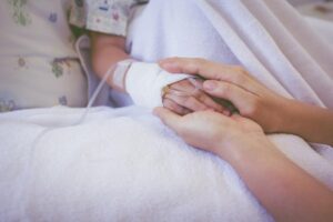 o garoto foi levada às pressas para o hospital após ter tido uma reação alérgica ao mel artesanal