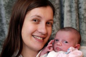 Mãe e filha após parto em acostamento