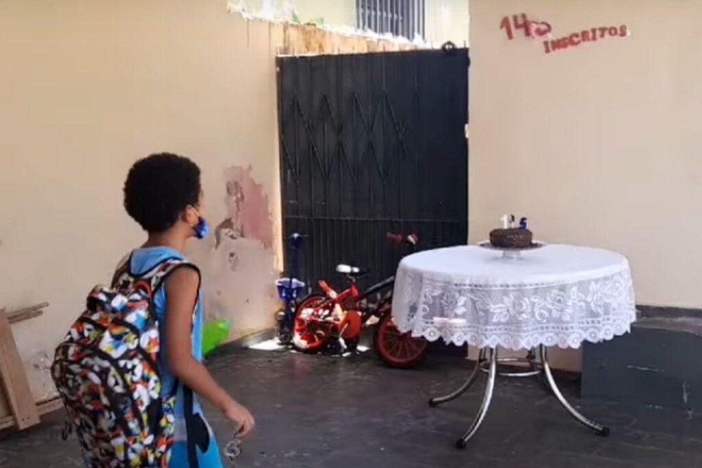 Mãe faz surpresa para o filho ao conseguir 145 inscritos no YouTube