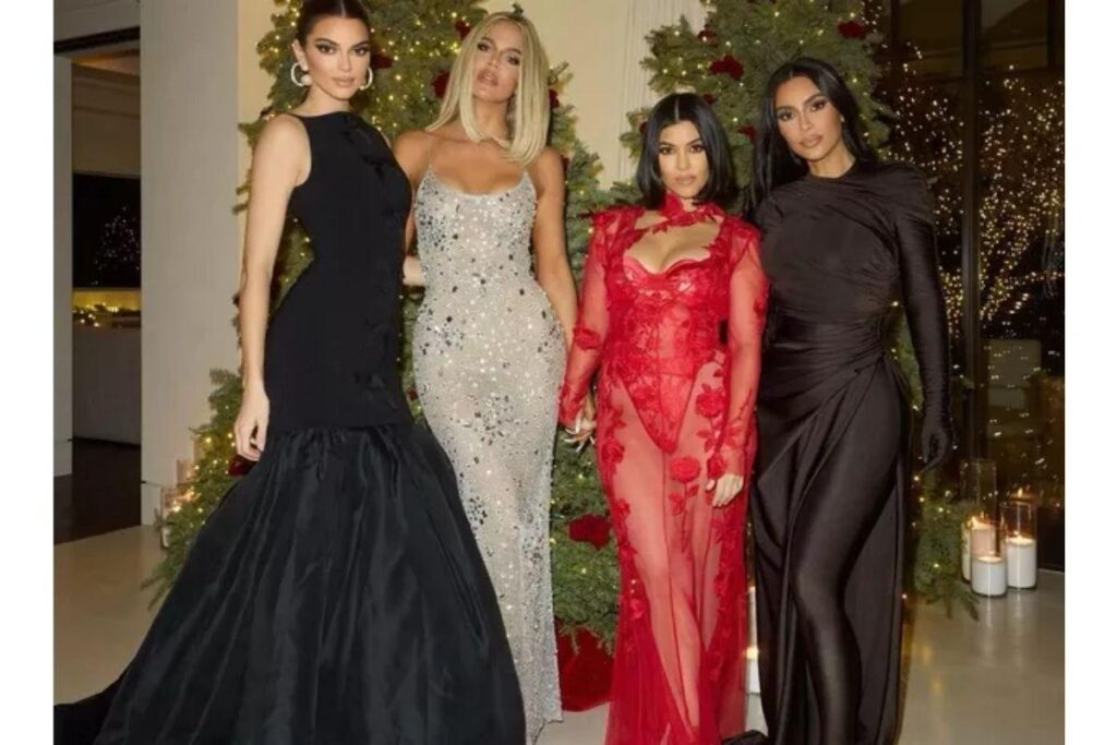 Família Kardashian abre álbum de fotos do Natal e as roupas chamam atenção