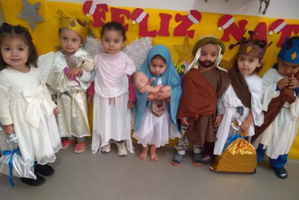As criança se vestiram de Maria e José na apresentação do presépio vivo