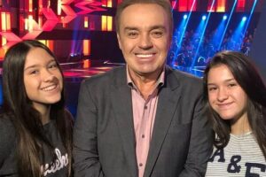 As meninas seguram uma foto dos pais
