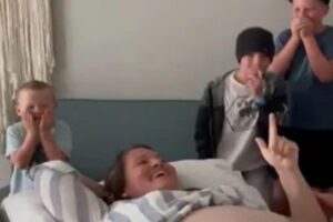 Irmãos ficam felizes ao saber que mãe terá uma menina