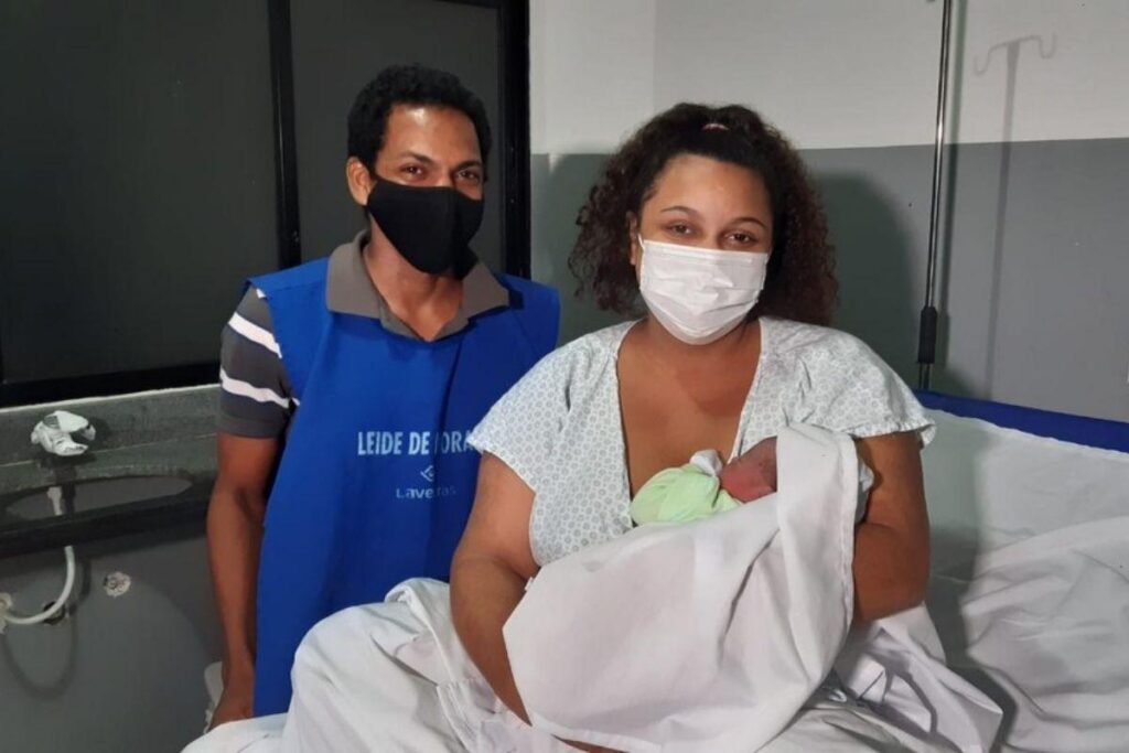 Mãe dá à luz dentro de carro de aplicativo