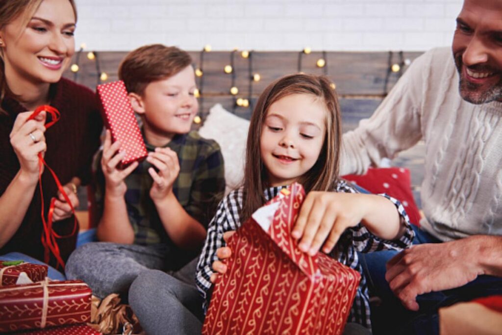A mãe havia separado o dinheiro para comprar os presentes de Natal